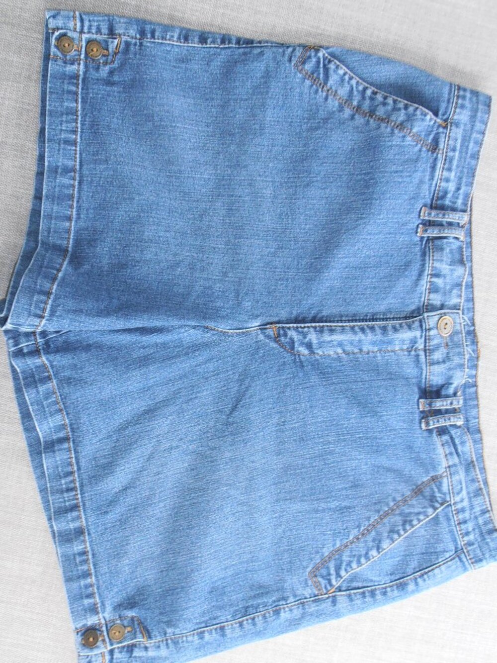Ladies Vintage Gloria Vanderbilt Denim Shorts with 4 pockets Sz 16
